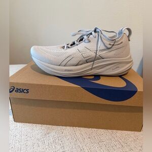 Asics Gel-Nimbus 26 in Concrete Silver